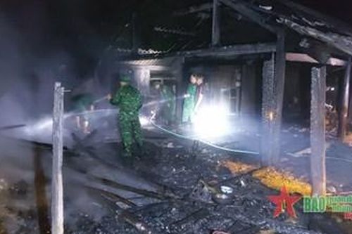 Đồn Biên phòng Na Ngoi phối hợp chữa cháy nhà dân trong đêm