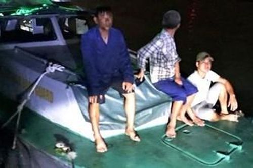Cứu 3 thuyền viên bị lật tàu trên vùng biển Hải Phòng
