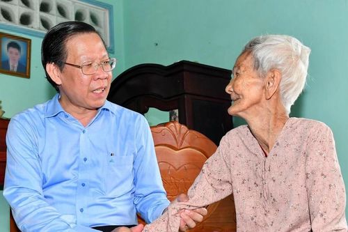 Lãnh đạo TPHCM thăm hỏi, tặng quà Mẹ Việt Nam Anh hùng ở Củ Chi