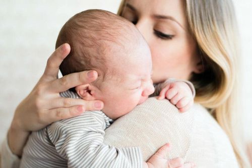 Trẻ sơ sinh tắc ruột do phân su