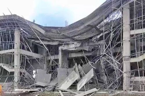 Nhà văn hóa trung tâm huyện đang xây dựng bất ngờ đổ sập
