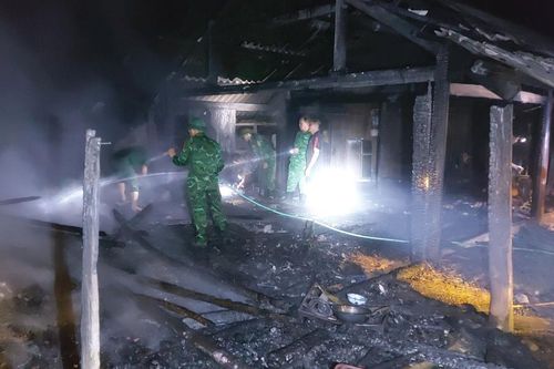 Đồn Biên phòng Na Ngoi phối hợp chữa cháy nhà dân trong đêm