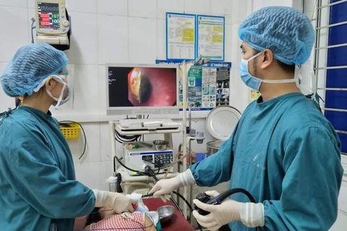 Gắp thành công đồng xu trong thực quản bé gái 60 tháng tuổi ở Hà Tĩnh
