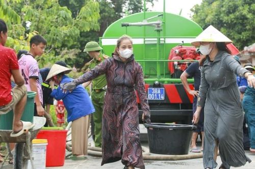 Hà Tĩnh: Xe cứu hỏa đưa nước sạch về tận nhà dân