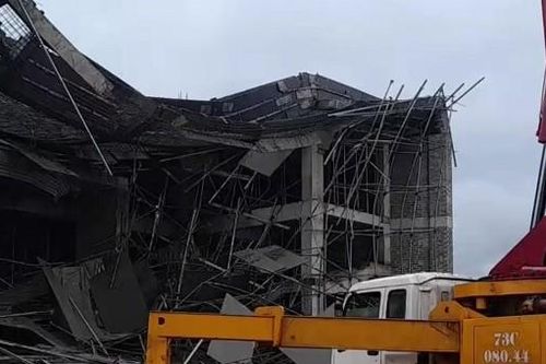 Sập giàn giáo công trình xây dựng nhà văn hóa huyện ở Quảng Bình 1 người bị thương