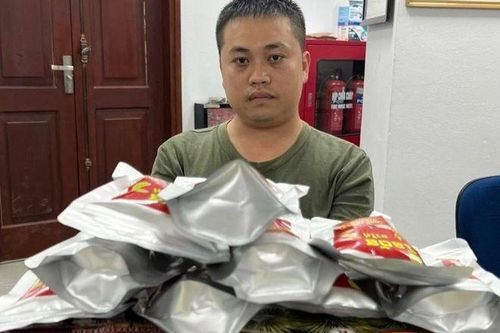 Khởi tố đối tượng buôn báo pháo lậu