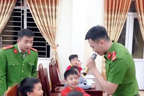 Mượn hội trường ủy ban, Phó Trưởng Công an xã mở lớp dạy tiếng Anh miễn phí