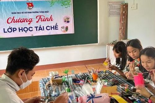 Bạn trẻ Đắk Lắk tái chế rác thải nhựa, bảo vệ môi trường