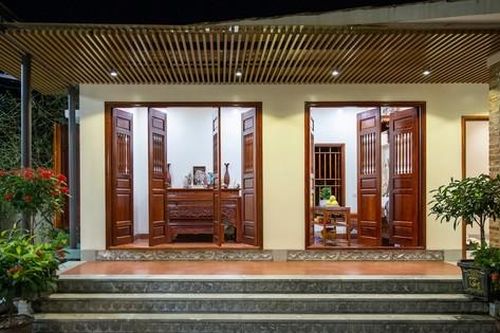 Ngôi nhà sử dụng hệ mái xéo và cửa bức bàn đặc biệt