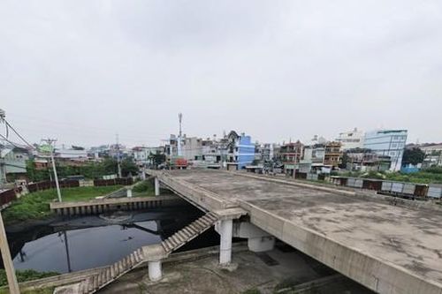 Cỏ mọc um tùm ở cầu gần 700 tỷ đồng sau 4 năm dừng thi công