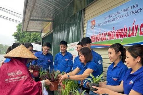 Tuổi trẻ Hà Tĩnh dọn đường bờ biển, đổi rác nhựa lấy cây xanh