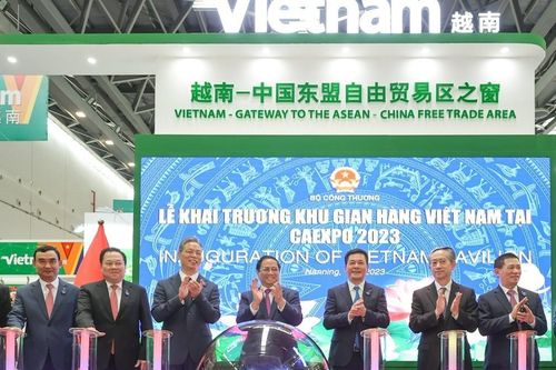 Thủ tướng khai trương khu gian hàng Việt Nam tại hội chợ ở Trung Quốc