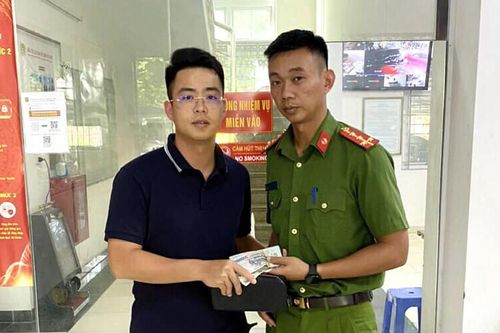 Công an phường ở Hà Nội trả lại gần 44 triệu đồng cho người đánh rơi