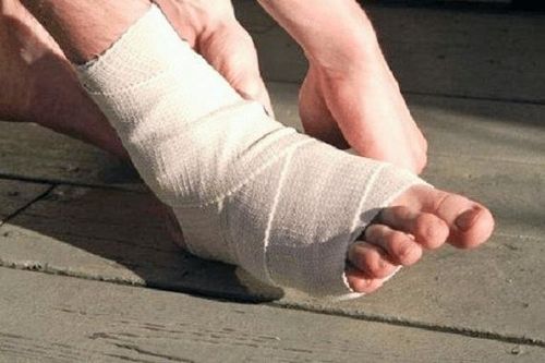 Người đàn ông Hà Nội bất ngờ cứng hàm sau 11 ngày bị vật cứng rơi vào chân