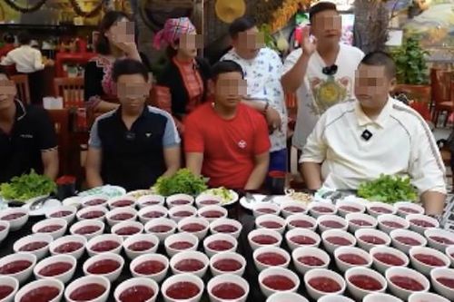 Cô gái ăn cùng lúc 32 bát tiết canh dê: Chuyên gia cảnh báo đi khám sức khỏe ngay