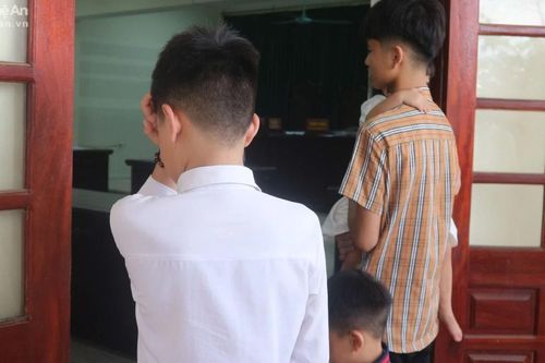 Nhói lòng hình ảnh 3 đứa trẻ ngóng chờ bố ở chốn pháp đình