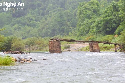 Cầu tạm bị lũ cuốn, gian nan đường vào bản biên giới ở Con Cuông