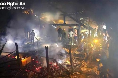 Một nhà dân bị cháy rụi trong đêm vì lý do hy hữu
