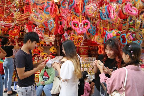 Đồ chơi Trung Thu hoài niệm xưa lên ngôi trong 'mùa trăng' năm nay