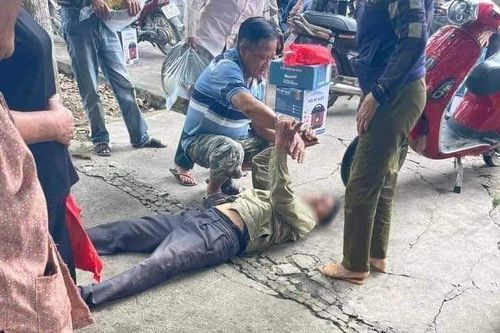 Người đàn ông khóc ngất sau khi mua hàng 'khuyến mãi' hàng triệu đồng