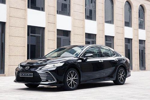 Toyota Camry 'cân' cả phân khúc trong tháng 8, bán nhiều xe hơn các đối thủ cộng lại