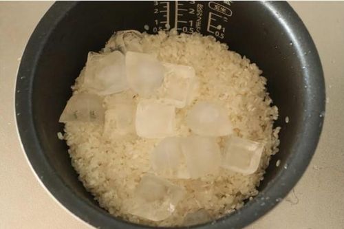 Thả 2 viên đá lạnh vào nồi cơm, nhận lợi ích bất ngờ nhiều người chưa biết