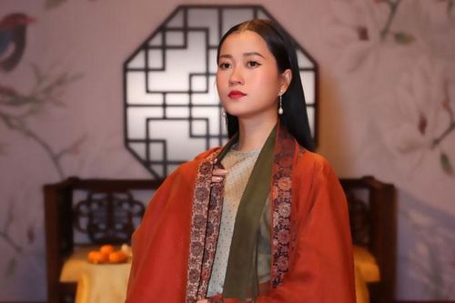 Nữ diễn viên hài phải tiêm kháng sinh vào thẳng cổ họng để thu âm bài hát lấn sân làm ca sĩ