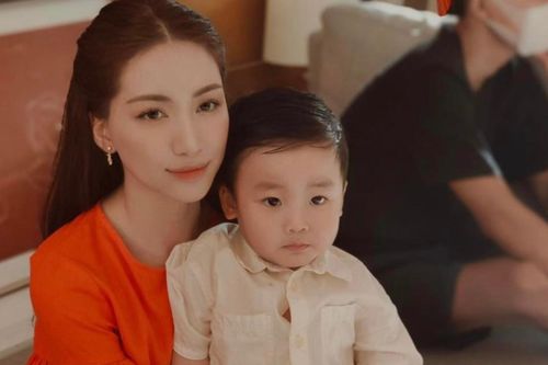 Hòa Minzy xin lỗi quý tử vì không cho con một gia đình trọn vẹn