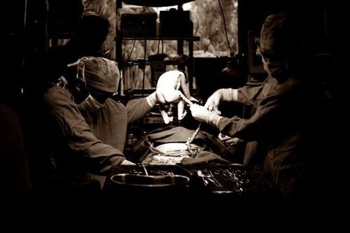 Người chồng kiện bệnh viện đòi bồi thường 15.000 tỷ với lý do 'phát điên vì chứng kiến vợ đẻ mổ'