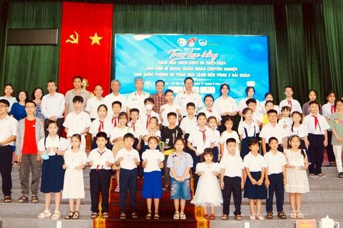 200 học sinh giỏi có hoàn cảnh khó khăn được trao học bổng Vừ A Dính