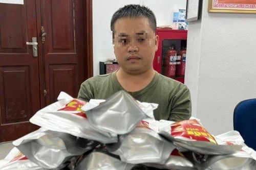 Bắt quả tang 9X mang pháo nổ giao cho khách