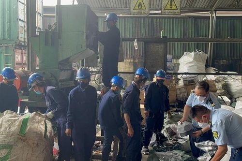 Quản lý thị trường TP.HCM tiêu hủy hàng loạt sản phẩm giả mạo nhãn hiệu