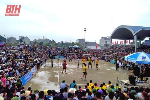 Hàng nghìn khán giả đội mưa cổ vũ Giải bóng chuyền Ngọc Trạo năm 2023