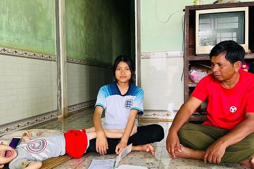 Nữ sinh mồ côi nuôi em khuyết tật