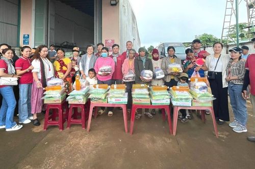 Trao 290 suất quà Tết Trung thu cho trẻ em và hộ nghèo làng O Ngó