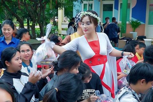 Tặng 220 suất quà 'Trung Thu yêu thương' cho trẻ mồ côi