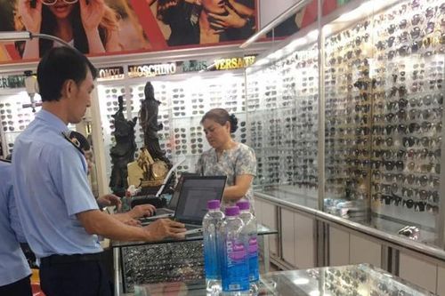 Xử phạt 12,5 triệu đồng một hộ kinh doanh kính mắt, đồng hồ không rõ nguồn gốc, xuất xứ