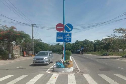 Bỏ rác nơi dải phân cách