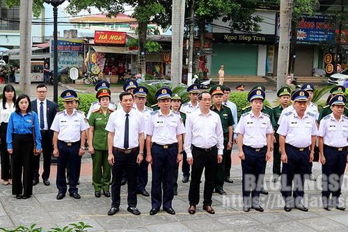 Đoàn đại biểu Bộ Tư lệnh Cảnh sát biển và Đoàn đại biểu của tỉnh, thành phố tổ chức dâng hương và thăm, tặng quà gia đình chính sách, người có công