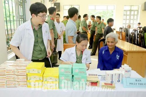 Khám bệnh, cấp phát thuốc miễn phí và tuyên truyền, phổ biến pháp luật tại huyện Sơn Dương