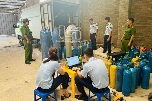 TP. Thái Nguyên: Phát hiện kho hàng chứa 118 bình 'khí cười'