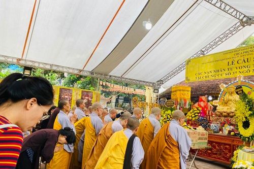 Phân ban Ni giới TP.Hà Nội thăm hỏi, động viên thân nhân người mất do hỏa hoạn ở Khương Hạ