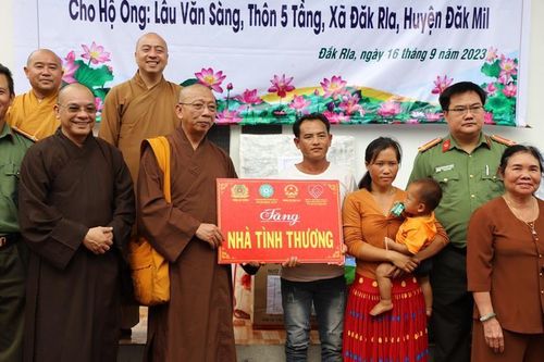 Phân ban Phật tử Dân tộc T.Ư và các đơn vị bàn giao nhà tình thương tại tỉnh Đắk Lắk