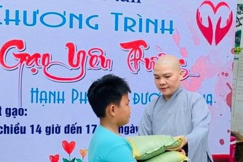 Chùa Hải Vân, Sơn Bửu (TP.Vũng Tàu) trao quà đến những gia đình khó khăn tại địa phương