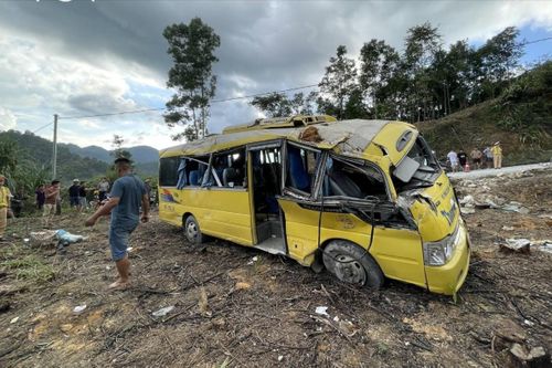 Bắc Kạn: Lật xe khách khiến 1 người chết, 1 người bị thương