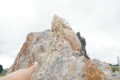 Người dân bất an vì núi đá qua cầu vượt cao tốc có nguy cơ sạt lở