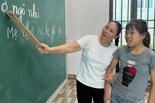 Cô giáo Hoàng Thị Vỵ mang ánh sáng tri thức cho trẻ khuyết tật