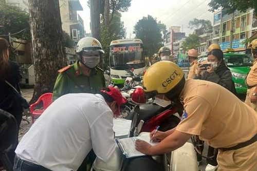 TPHCM: Nhiều tài xế cố tình vi phạm, chạy lòng vòng đón, trả khách
