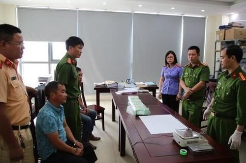 Hai đối tượng vận chuyển 5kg ma túy 'đá' từ nước ngoài về Việt Nam tiêu thụ