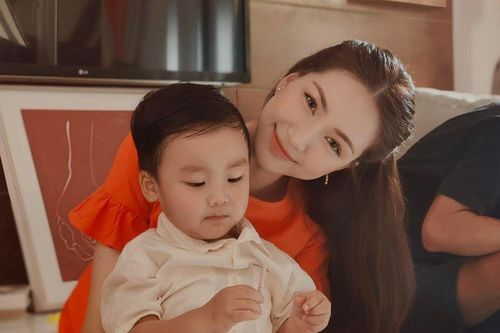 Hòa Minzy: 'Mẹ có lỗi khi không cho con có một gia đình trọn vẹn đúng nghĩa'